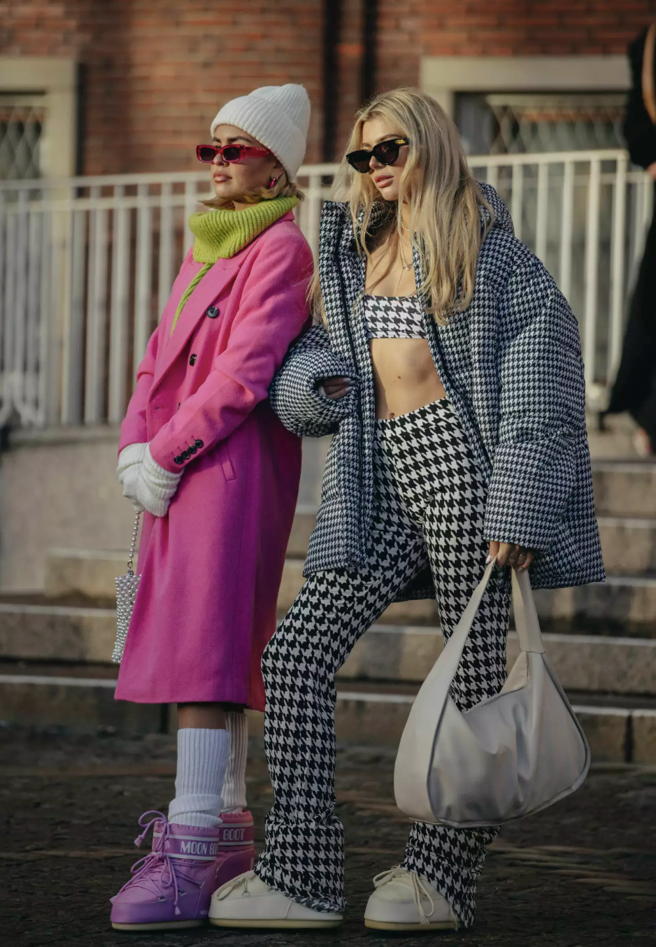 Två it-girl iklädda Moon Boots under modeveckan i Köpenhamn.